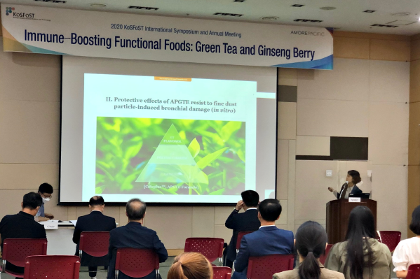 2020년 한국식품과학회 국제학술대회 심포지엄에서 박미영 박사가 발표하고 있다