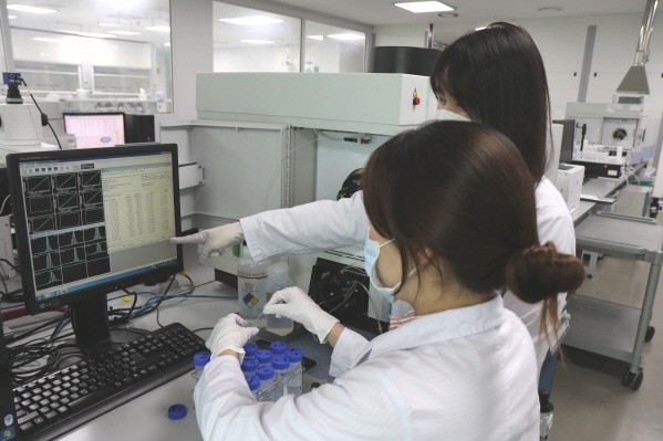 롯데중앙연구소 연구원들이 미량 성분을 분석하고 있다.