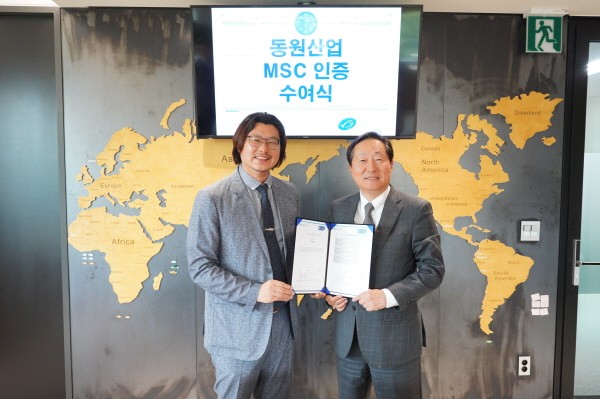 이명우 동원산업 대표이사(오른쪽)와 서종석 MSC 한국대표가 3일 동원산업 본사에서 MSC 인증 수여식을 진행하고 기념 촬영하고 있다.