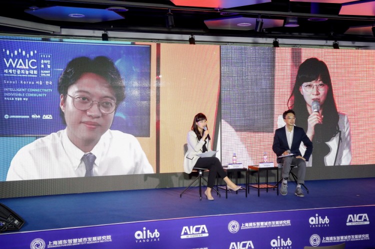 (왼쪽)오순영 한글과컴퓨터 CTO가 지난달 24일 서울시 양재 AI허브센터에서 2020 WAIC 강연을 녹화하고 있다. [사진=한글과컴퓨터]