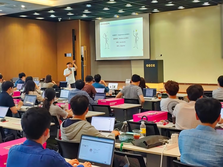 10일 오전 LG유플러스 직원들이 서울대학교에서 드림 빅 데이터 과정을 수강하고 있다. [사진=LG유플러스]