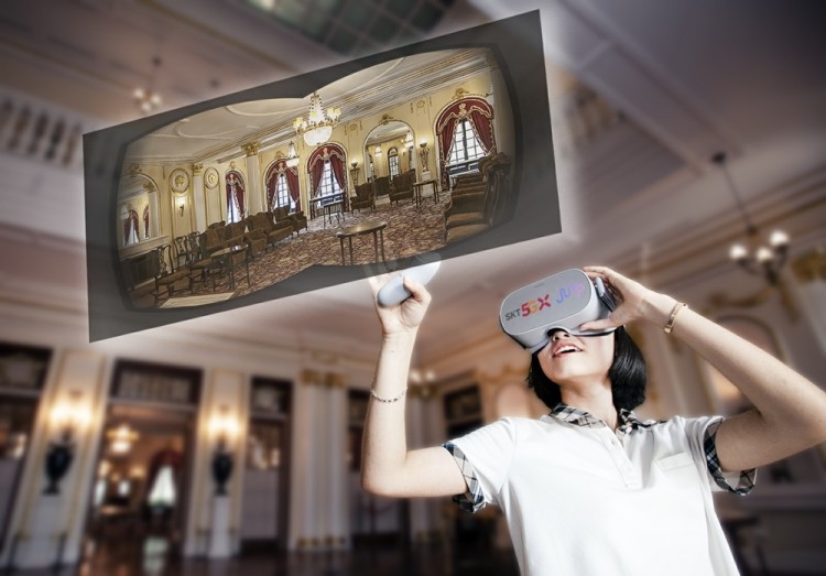 SK텔레콤 청소년 홍보모델이 VR 기기를 착용하고 점프 VR 앱에서 덕수궁 석조전 접견실 내부를 360도 VR 영상으로 관람하고 있다. [사진=SK텔레콤]