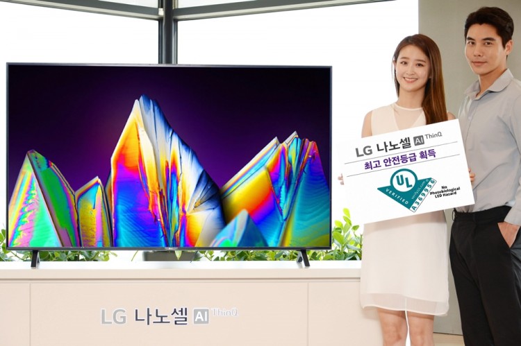 모델이 글로벌 안전과학회사 'UL'로부터 '광생물학적 LED 안전성' 검증을 받은 'LG 나노셀 TV'를 소개하고 있다. [사진=LG전자]