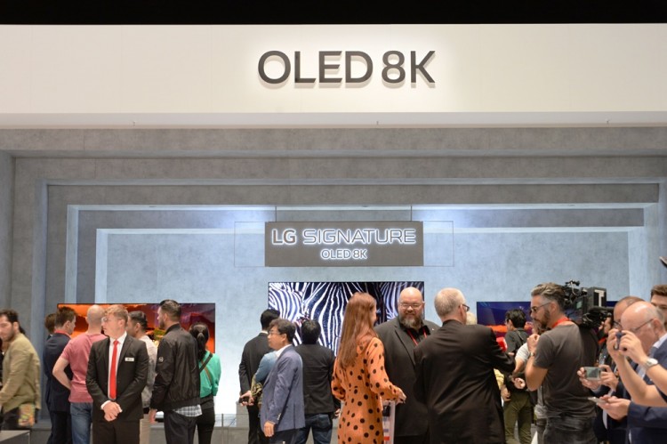 지난 9월 독일 베를린에서 열린 IFA2019에서 관람객들이 'LG 시그니처 올레드 8K'를 살펴보고 있다. [사진=LG전자]