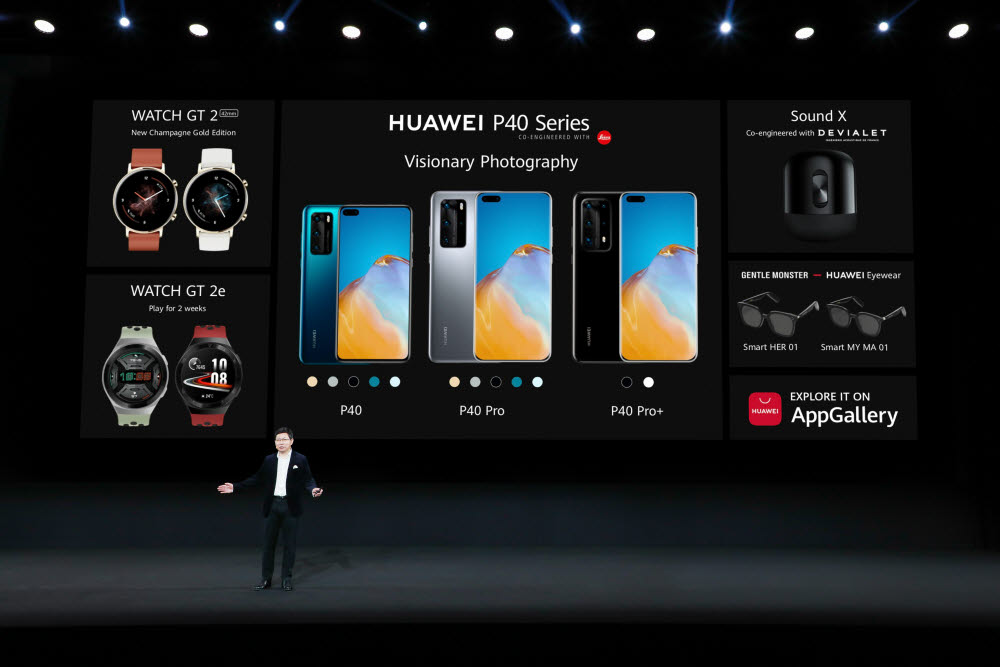 리처드 유 화웨이 소비자비즈니스그룹 대표가 플래그십 스마트폰 P40 시리즈와 스마트워치 등 신제품을 소개하고 있다.