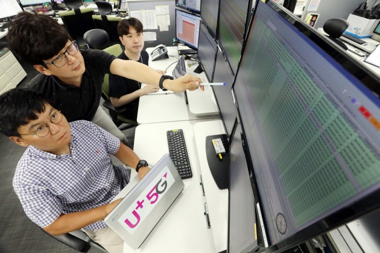 LG유플러스 직원들이 마곡 사옥에서 5G 네트워크 품질을 모니터링하고 있다. [사진=LG유플러스]