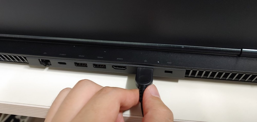 뒷면 가운데에서 랜, USB-C, USB-A 두 개, HDMI 입출력 단자와 전원 단자, 켄싱턴 락 홀을 지원하고 있다. 전원 케이블을 연결하면 하얀색 LED 등도 켜져 연결 여부를 확인할 수 있다.