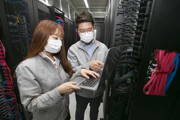 목동에 구축된 클라우드 데이터 센터에서 KT 직원들이 인프라를점검하고 있다. [사진=KT]