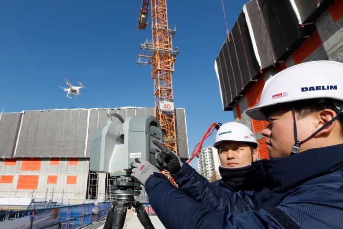 김포에서 건설중인 e편한세상 김포 로얄하임 현장에서 대림산업 직원들이 3D 스캐너와 드론을 활용하여 BIM 설계에 필요한 측량자료를 촬영하고 있다(제공:대림산업)