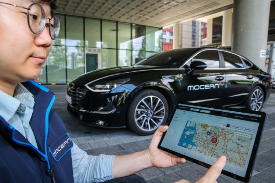 현대차그룹 '모션(Mocean)' 직원이 자사의 '모션 스마트 솔루션'을 활용, 플릿 차량을 실시간으로 모니터링하고 있다.