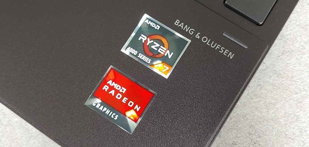 덮개를 열었을 때 하판 오른쪽 아래에서 발견할 수 있는 AMD 관련 인증마크들. 이를 통해 라이젠 4000 시리즈와 라데온 그래픽이 탑재됐음을 확인할 수 있다.