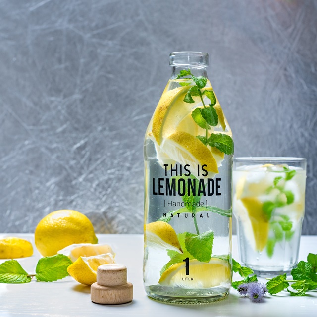 생수에 레몬 또는 라임과 스피어민트 잎을 넣어 우려서 마시면 열을 낮추고 디톡스에 좋다