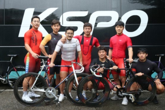 KSPO 프로 경륜 트랙팀 7명의 선수가 올림픽 메달 프로젝트를 위해 영주 경륜훈련원에서 구슬땀을 흘리며 전지훈련을 하고 있다.