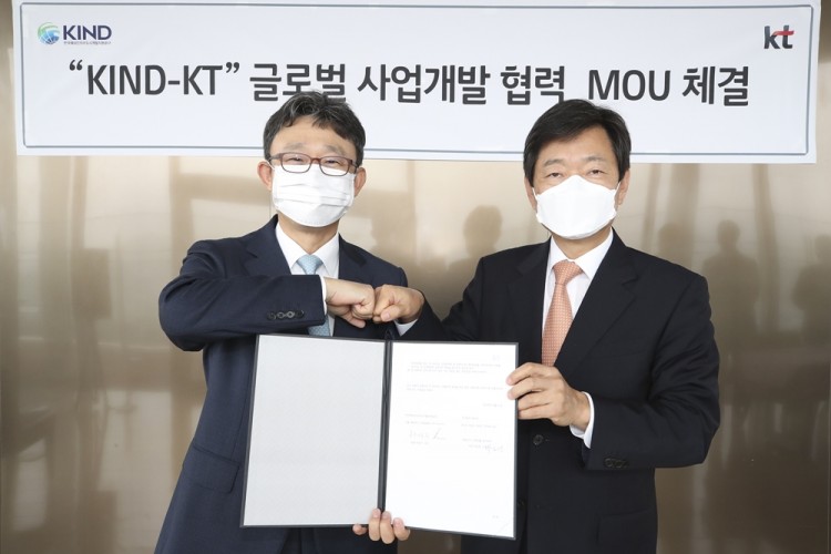 박윤영 KT 기업부문 사장(왼쪽)과 허경구 KIND 사장이 협약식 이후 기념사진을 촬영하고 있다. [사진=KT]