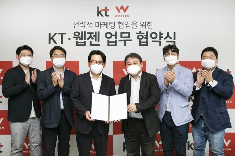김훈배 KT 커스터머부문신사업본부장 전무(왼쪽에서 세 번째)와 김태영 웹젠 대표(왼쪽에서 네 번째)가 기념 촬영을 하고 있다. [사진=KT]