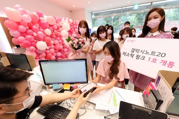 LG유플러스는 13일 오전 서울 종로구 종각직영점에서 ‘핑크 미 업(PINK ME UP!)’ 이벤트에 참여한 고객 10명을 초청해 삼성전자 갤럭시노트20 미스틱 핑크 모델 사전 개통행사를 진행했다 사진 = LG유플러스