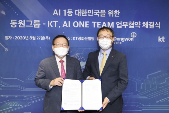 27일 '대한민국 AI 1등 국가를 위한 업무협약식'에서 박인구 동원그룹 부회장(왼쪽)과 구현모 KT 대표가 기념 촬영하고 있다.