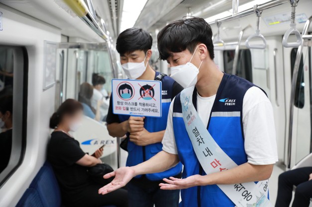 공항철도 일반열차 내에서 승객에게 마스크 착용을 권하고 있다.