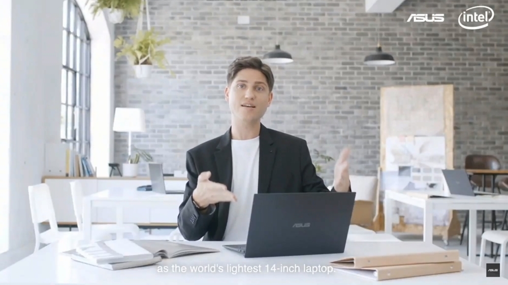 샤샤크론이 세계에서 가장 가벼운 14인치 노트북 '엑스퍼트북 B9'을 소개하고 있다.