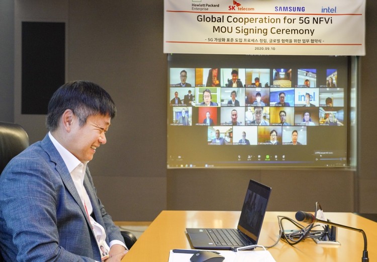 SKT 강종렬 ICT Infra 센터장이 영상회의를 통해 5G 네트워크 가상화 상용화를 위한 업무협약을 체결하고 있다. [사진=SK텔레콤]