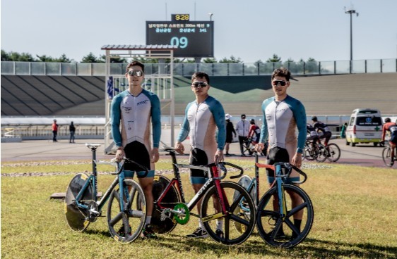 KSPO 프로 경륜 트랙팀에 정하늘, 정종진, 양승원(왼쪽부터) 선수가 전국 사이클 대회 번외경기에 참가해 실전 감각을 테스트했다.