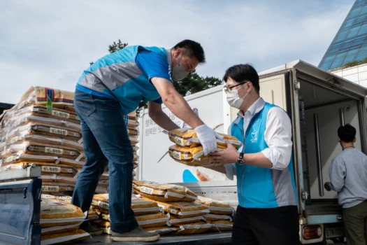 21일 성남시청에서 SPC그룹 임직원들이 추석을 맞아 후원품을 전달하고 있다.