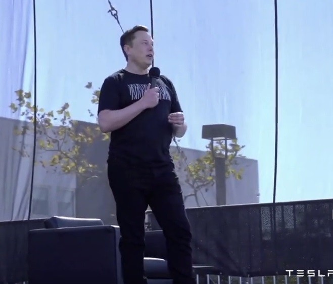 배터리 데이 행사를 진행하고 있는 일론 머스크 테슬라 CEO 사진 = 테슬라 유튜브 캡쳐