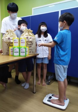 충북 청주지역아동센터 아이들이 체중을 재고 있다.