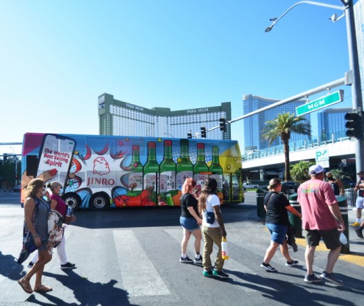 진로(JINRO) 광고를 랩핑한 시티투어버스가 미국 라스베이거스 거리를 달리고 있다. (사진제공=하이트진로)