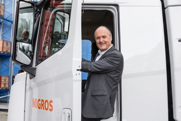 현대자동차 '엑시언트 수소전기트럭' 차량에 스위스 고객사 Travego 관계자가 탑승하고 있다.