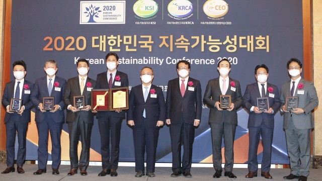 KT 홍보실 지속가능경영담당 정명곤 상무(왼쪽 네번째)가 ‘2020 대한민국 지속가능성 시상식’에서 한국표준협회 이상진 회장(가운데) 과 기념촬영을 하고 있다. 