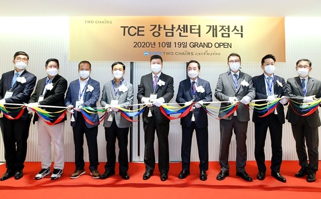우리은행이 초고액자산가 대상 WM서비스를 제공하는 TCE 강남센터를 19일 오픈했다. 이날 서울 역삼동 GS타워 6층에 위치한 센터에서 권광석(왼쪽 다섯번째) 우리은행장과 관련 임직원 및 주요 고객이 개점 테이프커팅을 하고 있다.