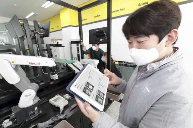 서울 수서역 SRT 정비소에서 직원들이 KT 5G 스마트안경을 이용해 열차를 정비하는 모습. 사진 = KT