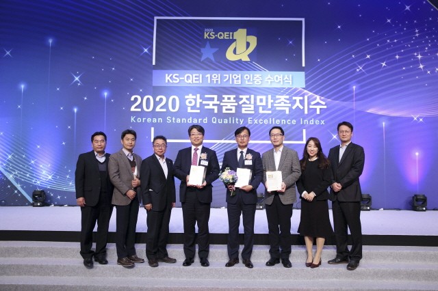 ‘2020 한국품질만족지수’ 수상 후 KT 임직원들이 기념촬영을 하고 있다. (KT 전락채널지원본부장 고충림 상무는 왼쪽에서 다섯번째)