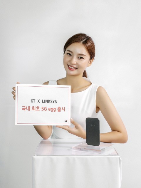 KT가 국내 최초로 5G를 지원하는 휴대용 WiFi ‘5G Egg(에그)’를 출시한다고 밝혔다. 모델이 KT 5G 에그를 소개하고 있다.