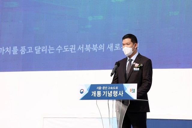 6일 허윤홍 GS건설 신사업부문 대표가 서울문산고속도로 고양영업소에서 열린 개통식에서 축사를 하고 있다.