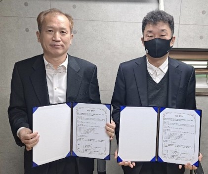 4일 협회식에서 이종한 한국M&A협회 회장(왼쪽)과 석호길 한국마스크산업협회 회장이 기념 촬영하고 있다.