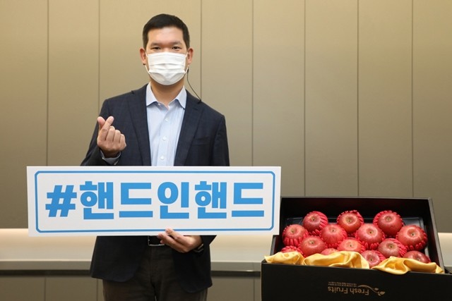 허윤홍 GS건설 신사업부문 대표가 소셜릴레이 캠페인인 '핸드인핸드'에 동참한 후 기념 촬영을 하고 있다.