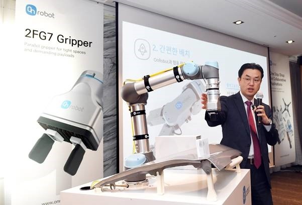 13일 최민석 온로봇코리아 대표가 그리퍼 신제품 '2FG7'을 설명하고 있다. 2FG7은 2개의 손가락에 7kg의 무게를 들어올릴 수 있다는 뜻이다.