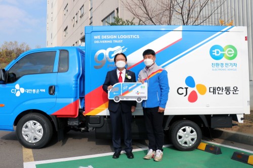 전기화물차 차량 전달식에서 박근희 CJ대한통운 대표이사 부회장(왼쪽)과 택배기사가 기념 촬영하고 있다.