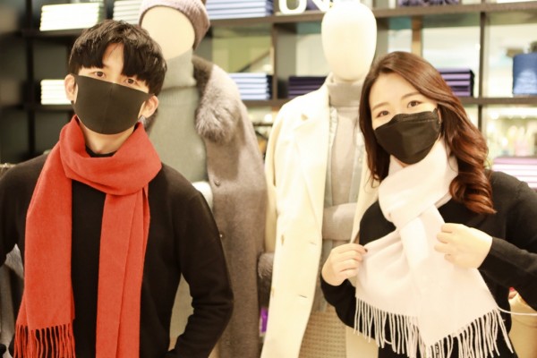 24일(화) 서울시 중구 소공동에 위치한 롯데백화점 본점에서 모델들이 '블랙 캐시미어 페어'를 홍보하고 있다. 