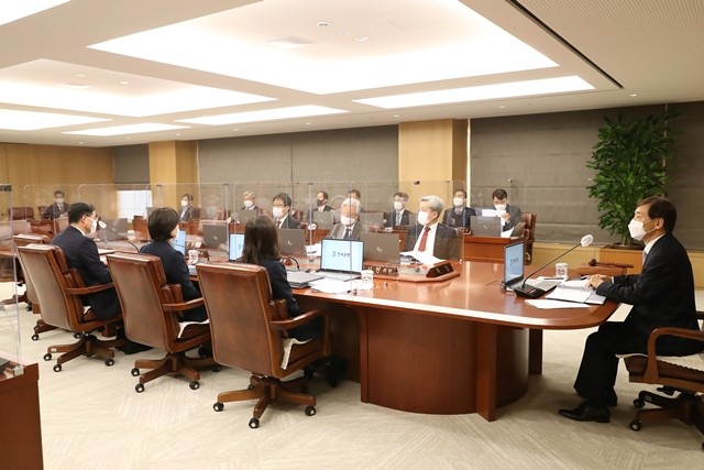 26일 이주열 한국은행 총재가 서울 중구 한국은행에서 열린 금융통화위원회 회의를 주재하고 있다. 이날 한은은 기준금리 동결과 내년 성장률 0.2%p 상향을 결정했다. 출처=뉴스1