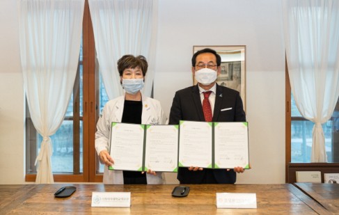 27일 교류협력 협약식에서 유경하 의료원장(왼쪽)과 장희구 코오롱인더스트리 대표이사가 기념 촬영하고 있다.