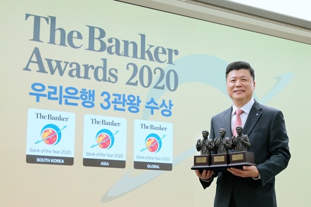 우리은행이 글로벌 금융전문지인 더 뱅커가 선정한 '글로벌 최우수 은행'과 함께 한국, 아시아 최우수 은행 등 3관왕의 영예를 안았다. 권광석 우리은행장이 기념 촬영을 하고 있다. 
