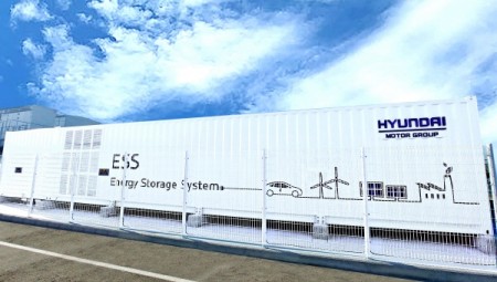현대차 울산공장에 설치된 태양광 발전소와 연계한 2MWh급 전기차 배터리 재사용 에너지저장장치 모습