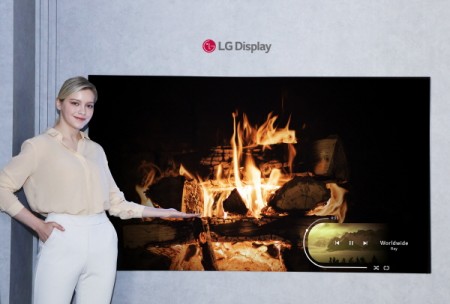 LG디스플레이 CES 2021 신규 소자 적용한 77인치 OLED TV 패널을 모델이 소개하고 있다.
