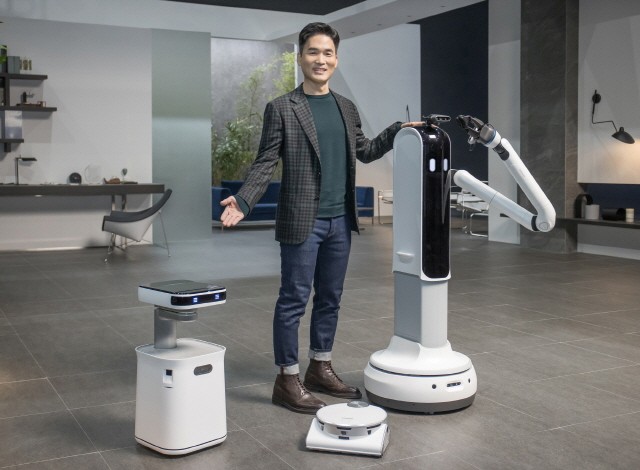 삼성전자 승현준 사장이 CES 2021 삼성 프레스컨퍼런스에서 '삼성봇™ 케어', '제트봇 AI', '삼성봇™ 핸디'를 소개하고 있다.