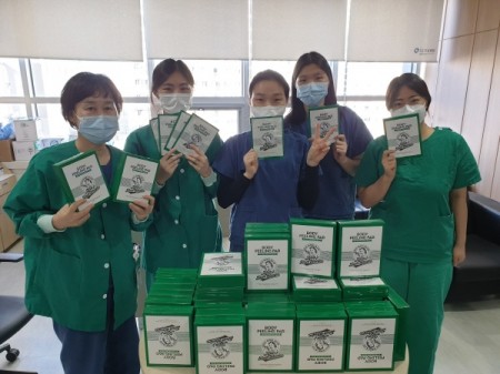 경기도의료원 안성병원 간호사들이 디에스앤이 기부한 '엄마의목욕탕레시피 바디필링패드' 제품을 들고 기념 촬영을 하고 있다.