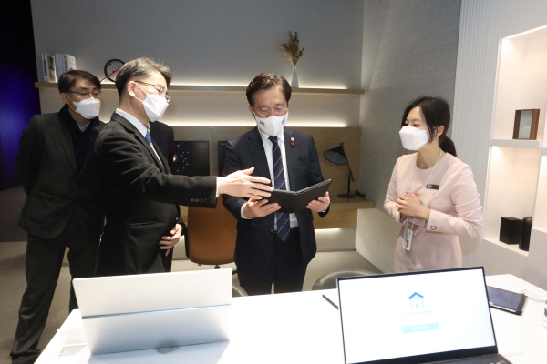 LG디스플레이 CES전시관을 찾은 산업통상자원부 성윤모 장관이 LG디스플레이 폴더블노트북을 살펴보고 있다.