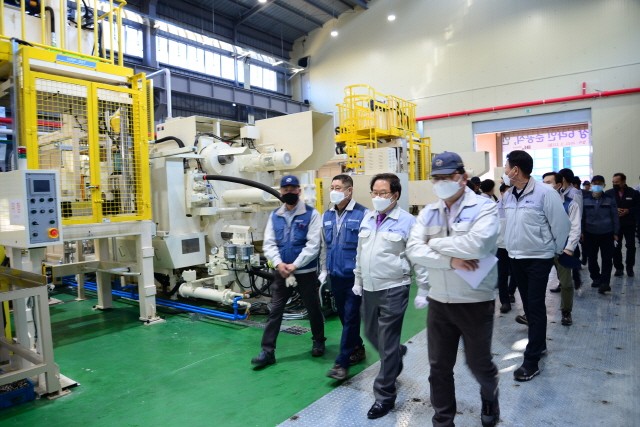 DL모터스 윤준원 대표이사(좌측에서 세번째)가 새롭게 준공한 전기자 부품 공장 시설을 둘러보고 있다. 